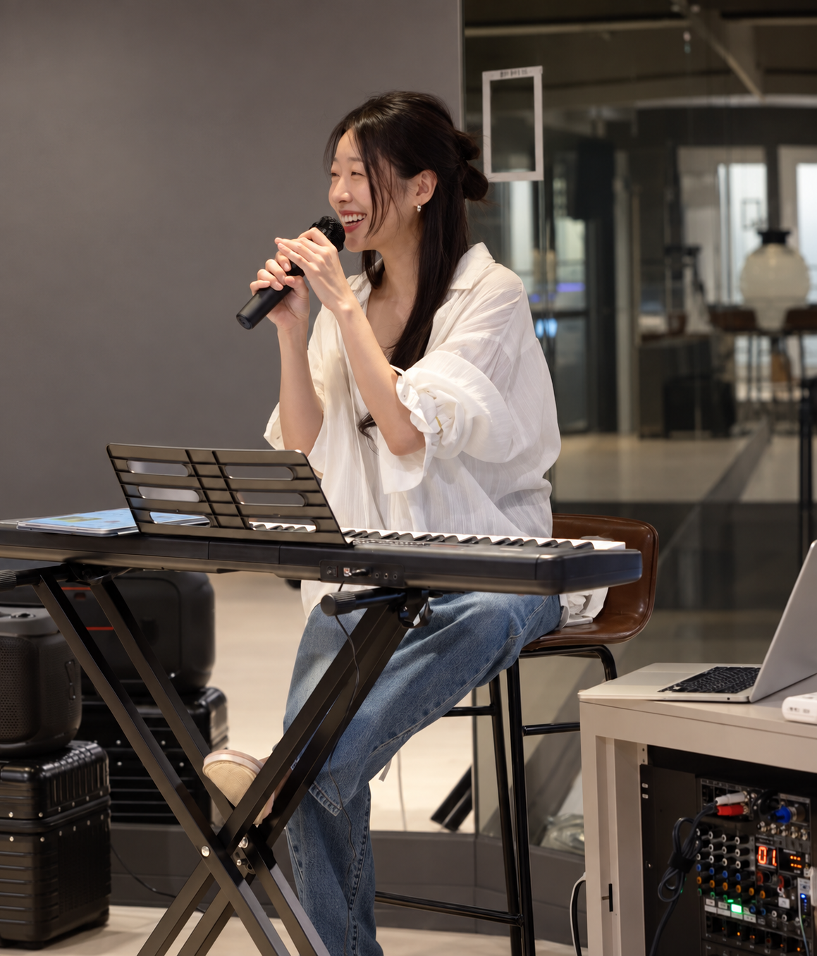 키보드 앞에서 목소리를 지도하는 김세라 코치